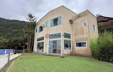 Imagem: A casa possui 4 Dormitórios, 5 Banheiros, 3 Vagas na garagem