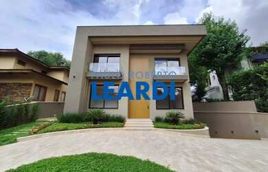 Imagem: A casa em condomínio possui 4 Dormitórios, 4 Banheiros, 5