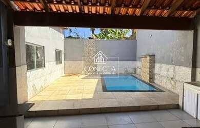 Imagem: A casa possui 2 Dormitórios, 2 Banheiros, 2 Vagas na garagem