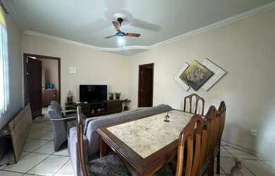 Imagem: A casa possui 4 Dormitórios, 3 Banheiros, 3 Vagas na garagem