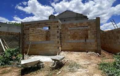 Imagem: A casa possui 2 Dormitórios, 1 Banheiro, 2 Vagas na garagem