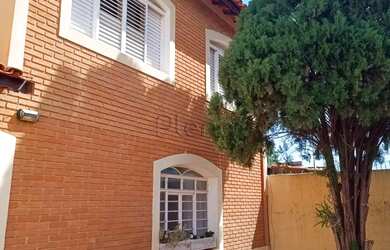 Imagem: A casa possui 3 Dormitórios, 2 Banheiros, 3 Vagas na garagem