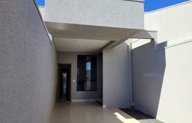 Imagem: A casa possui 3 Dormitórios, 1 Banheiro, 1 Vaga na garagem