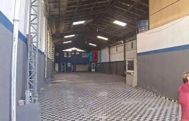 Imagem: O depósito possui 2 Vagas na garagem, 700m² de Área e está