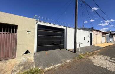 Imagem: A casa possui 3 Dormitórios, 2 Banheiros, 3 Vagas na garagem