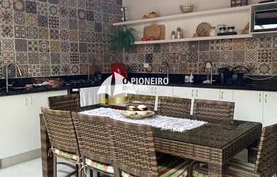 Imagem: A casa possui 3 Dormitórios, 2 Banheiros, 2 Vagas na garagem