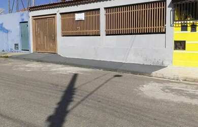 Imagem: A casa possui 2 Dormitórios, 1 Banheiro, 1 Vaga na garagem