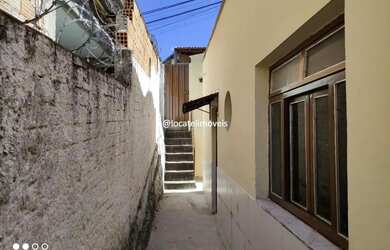 Imagem: A casa possui 2 Dormitórios, 1 Banheiro, 1 Vaga na garagem