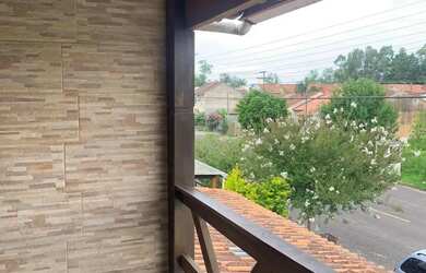 Imagem: A casa possui 3 Dormitórios, 2 Banheiros, 2 Vagas na garagem