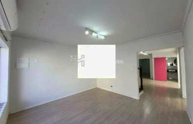 Imagem: A casa possui 4 Dormitórios, 2 Banheiros, 2 Vagas na garagem