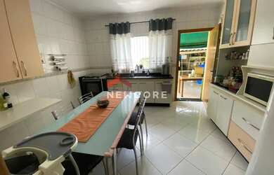 Imagem: A casa possui 3 Dormitórios, 4 Banheiros, 3 Vagas na garagem