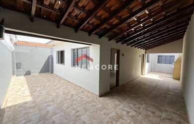 Imagem: A casa possui 3 Dormitórios, 2 Banheiros, 3 Vagas na garagem