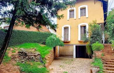 Imagem: A casa possui 4 Dormitórios, 4 Banheiros, 2 Vagas na garagem