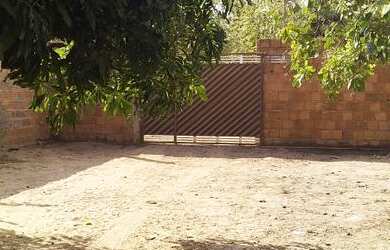 Imagem: A casa para alugar possui 2 Dormitórios, 1 Banheiro e 2 Vagas