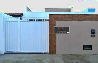 Imagem: A casa possui 2 Dormitórios, 2 Banheiros e 3 Vagas na garagem