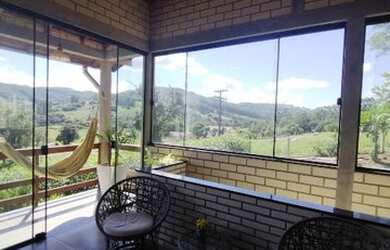 Imagem 8: Lindo sobrado de alvenaria, todo cercado de tela, linda vista da região