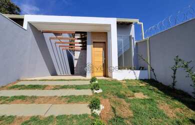 Imagem: A casa possui 3 Dormitórios, 2 Banheiros, 2 Vagas na garagem