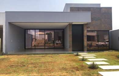 Imagem: A casa em condomínio possui 3 Dormitórios, 4 Banheiros, 3