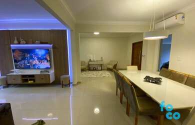 Imagem: A casa possui 3 Dormitórios, 3 Banheiros, 4 Vagas na garagem