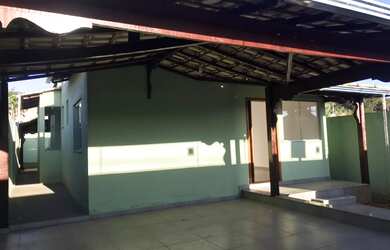 Imagem: A casa possui 3 Dormitórios, 2 Banheiros, 2 Vagas na garagem