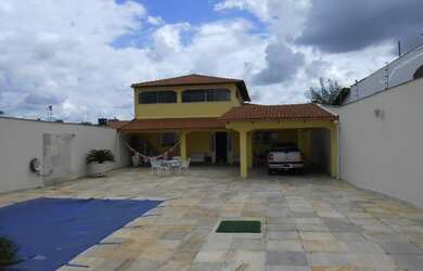 Imagem: A casa possui 3 Dormitórios, 2 Banheiros, 5 Vagas na garagem