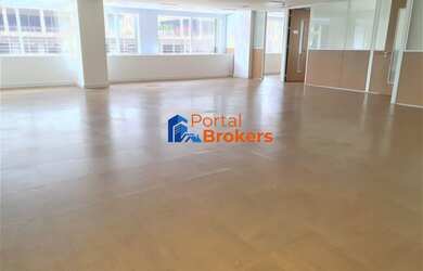 Imagem: O depósito possui 4 Vagas na garagem, 356m² de Área e está