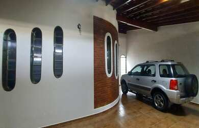 Imagem: A casa possui 4 Dormitórios, 3 Banheiros, 3 Vagas na garagem