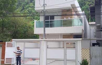 Imagem: A casa possui 2 Dormitórios, 2 Banheiros, 2 Vagas na garagem