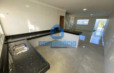 Imagem: A casa possui 2 Dormitórios, 2 Banheiros, 1 Vaga na garagem