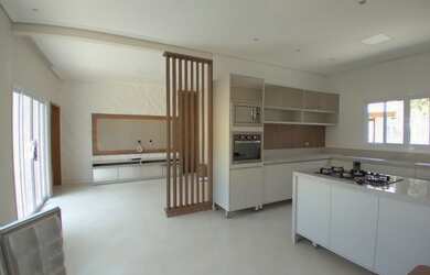 Imagem: A casa possui 2 Dormitórios, 2 Banheiros, 2 Vagas na garagem