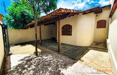 Imagem: A casa possui 2 Dormitórios, 2 Banheiros, 2 Vagas na garagem