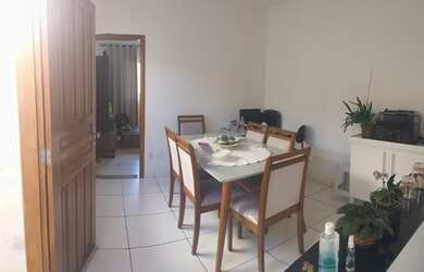 Imagem: A casa possui 2 Dormitórios, 1 Banheiro, 1 Vaga na garagem