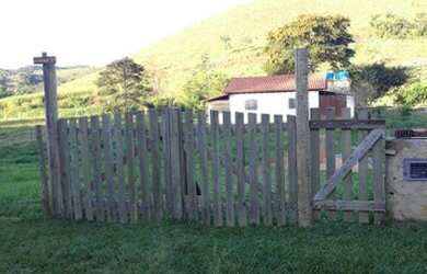 Imagem: A casa possui 2 Dormitórios, 2 Banheiros, 2 Vagas na garagem