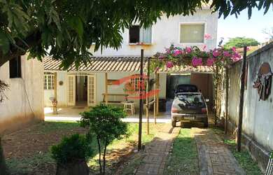 Imagem: A casa possui 4 Dormitórios, 3 Banheiros, 4 Vagas na garagem