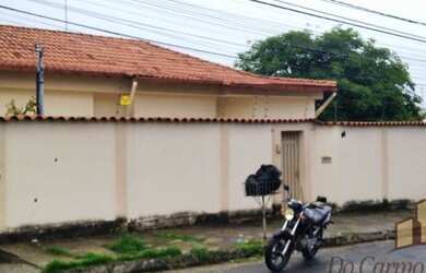 Imagem: A casa possui 4 Dormitórios, 2 Banheiros, 3 Vagas na garagem