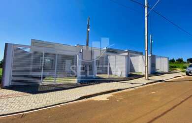 Imagem: A casa possui 2 Dormitórios, 1 Banheiro, 2 Vagas na garagem