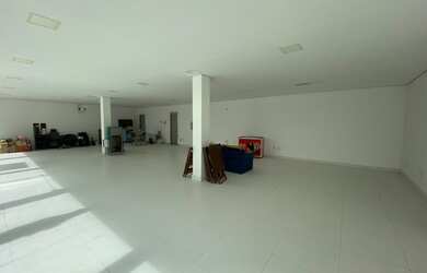 Imagem: O depósito possui 5 Vagas na garagem, 150m² de Área e está