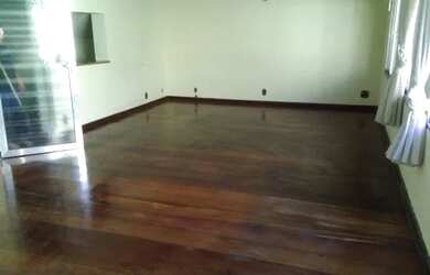 Imagem: A casa possui 4 Dormitórios, 3 Banheiros, 4 Vagas na garagem