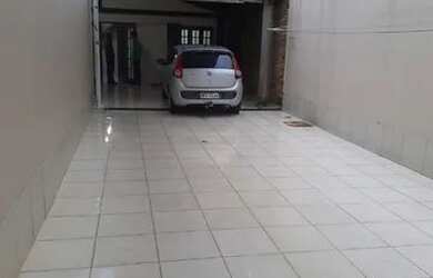 Imagem: A casa possui 3 Dormitórios, 4 Banheiros e 2 Vagas na garagem