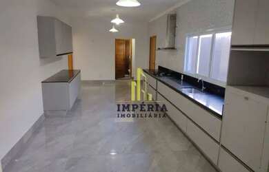 Imagem: A casa possui 3 Dormitórios, 2 Banheiros, 4 Vagas na garagem