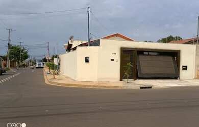 Imagem: A casa possui 3 Dormitórios, 2 Banheiros, 4 Vagas na garagem