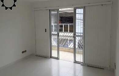 Imagem: A casa possui 3 Dormitórios, 1 Banheiro, 2 Vagas na garagem