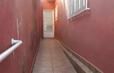 Imagem: A casa possui 2 Dormitórios, 1 Banheiro, 1 Vaga na garagem