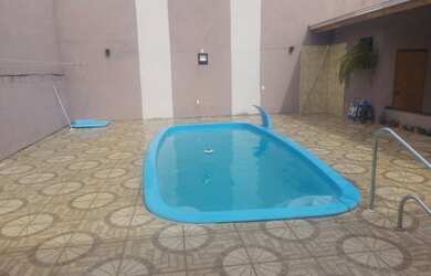 Imagem: A casa possui 3 Dormitórios, 2 Banheiros, 3 Vagas na garagem