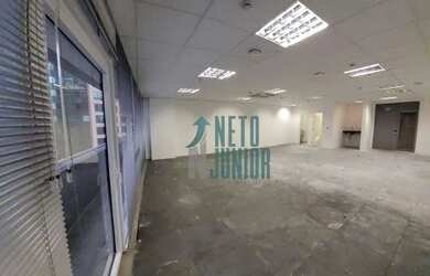 Imagem: O depósito possui 3 Vagas na garagem, 98m² de Área e está