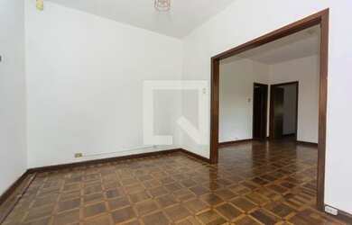 Imagem: A casa possui 3 Dormitórios, 2 Banheiros, 3 Vagas na garagem