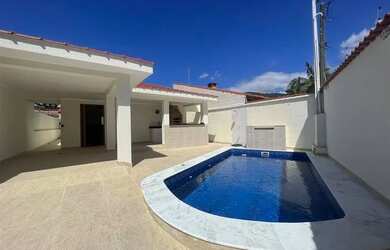 Imagem: A casa possui 2 Dormitórios, 3 Banheiros, 2 Vagas na garagem