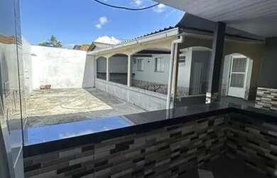 Imagem: A casa possui 3 Dormitórios, 3 Banheiros, 5 Vagas na garagem