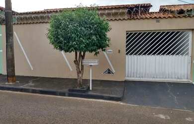 Imagem: A casa possui 2 Dormitórios, 1 Banheiro, 1 Vaga na garagem