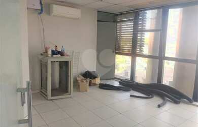 Imagem: O depósito possui 3 Vagas na garagem e 150m² de Área e está